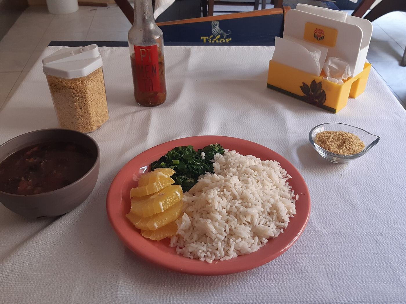 Feijoada servida com arroz, couve e farofa