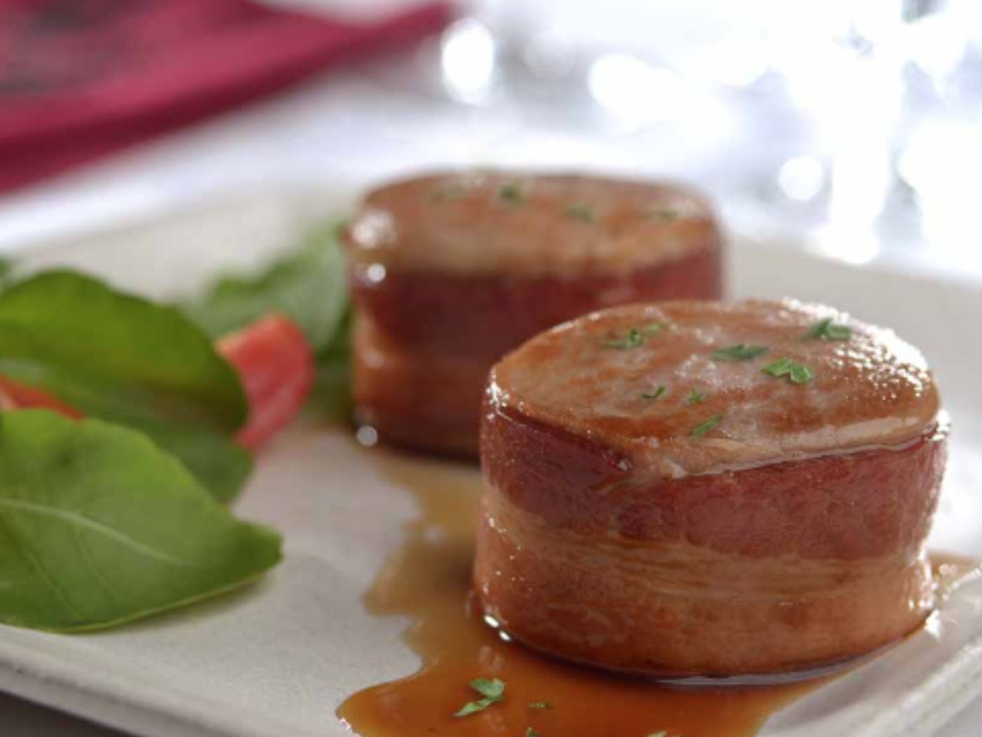 Medalhão de filé-mignon suíno envolto em bacon